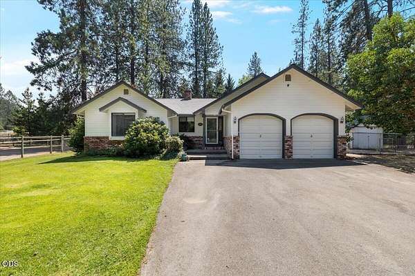 2.16 Acres of Land with Home for Sale in Rogue River, Oregon