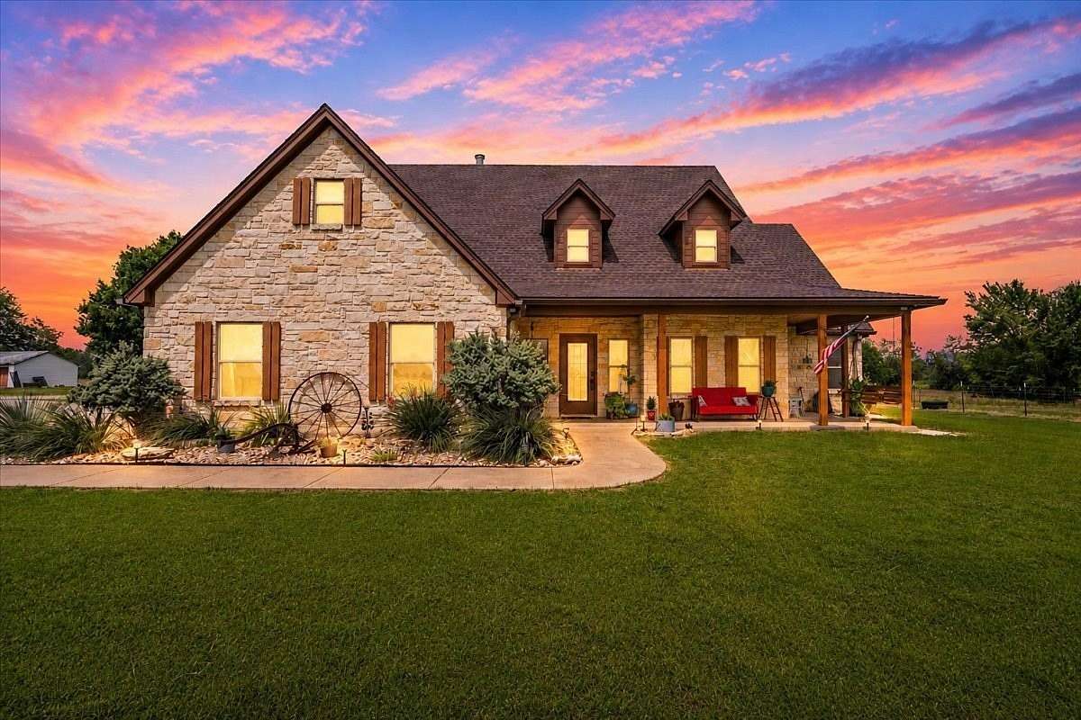 33 Acres of Agricultural Land with Home for Sale in Corsicana, Texas