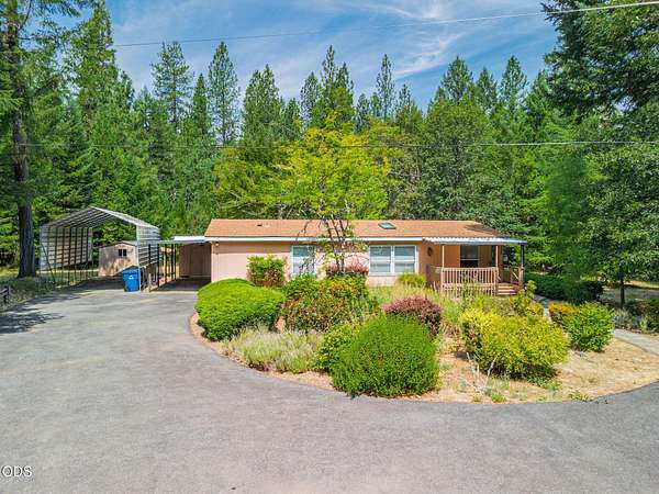 7.82 Acres of Land with Home for Sale in Grants Pass, Oregon