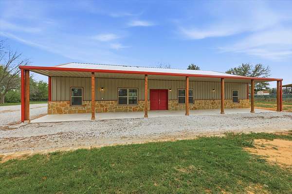 6 Acres of Land with Home for Lease in Paradise, Texas