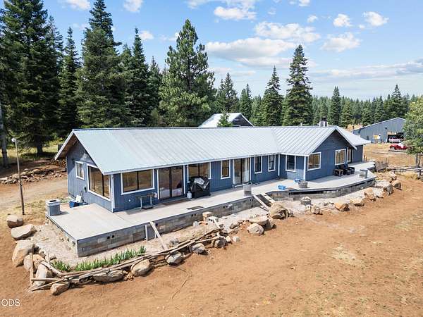 18.8 Acres of Land with Home for Sale in Ashland, Oregon