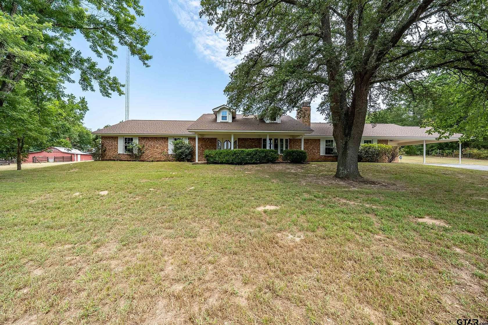 5.77 Acres of Land with Home for Sale in Jacksonville, Texas