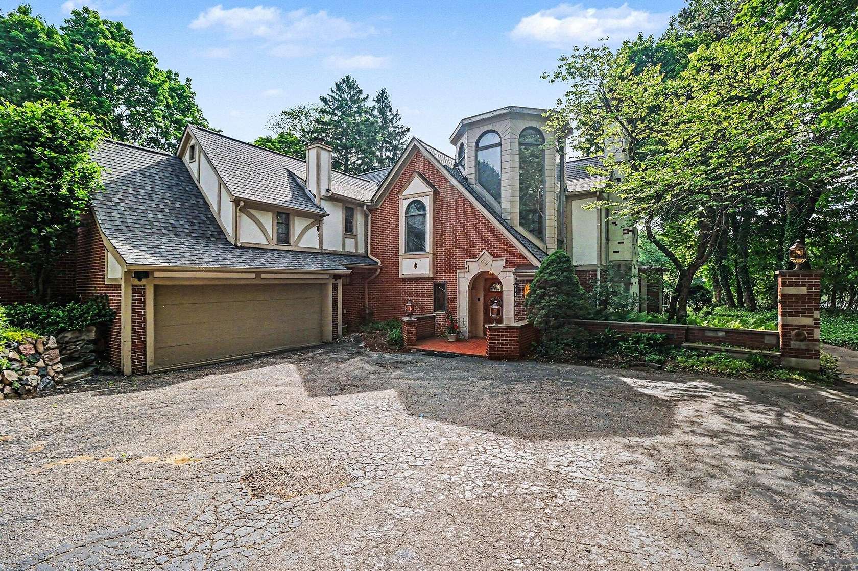 1.63 Acres of Land with Home for Sale in Bloomfield Hills, Michigan