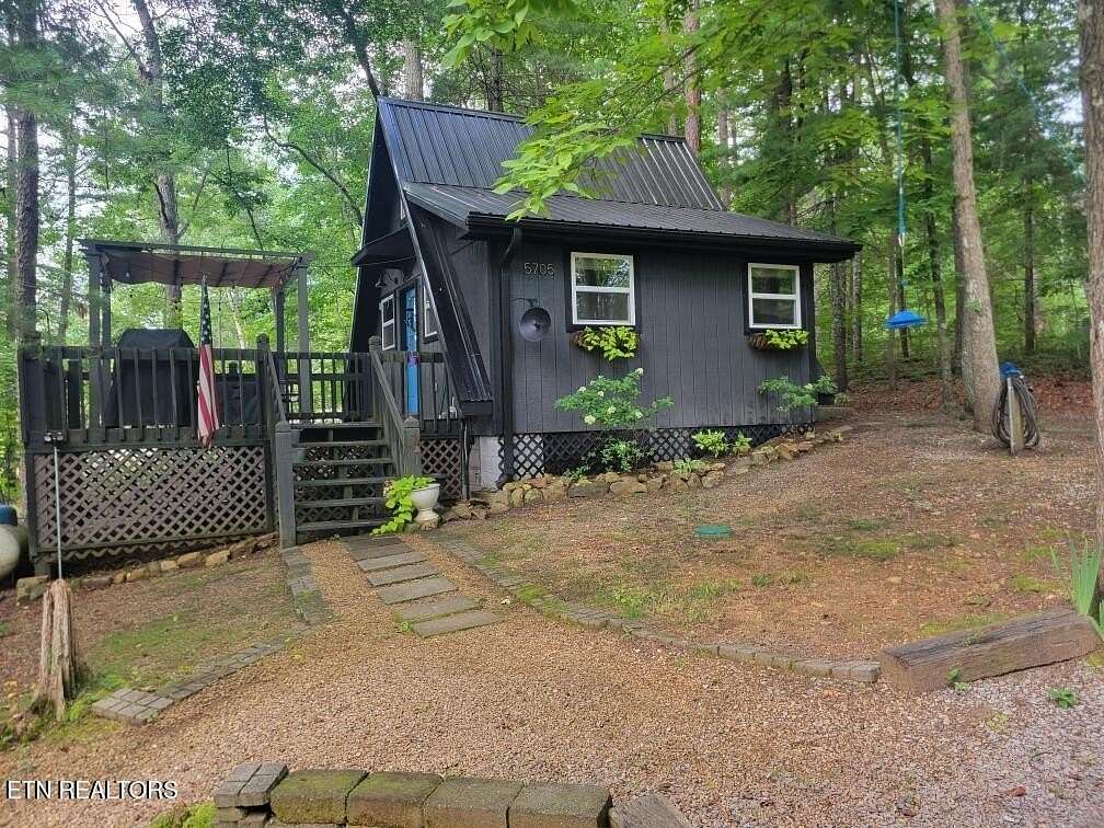 1 Acre of Land with Home for Sale in Tallassee, Tennessee