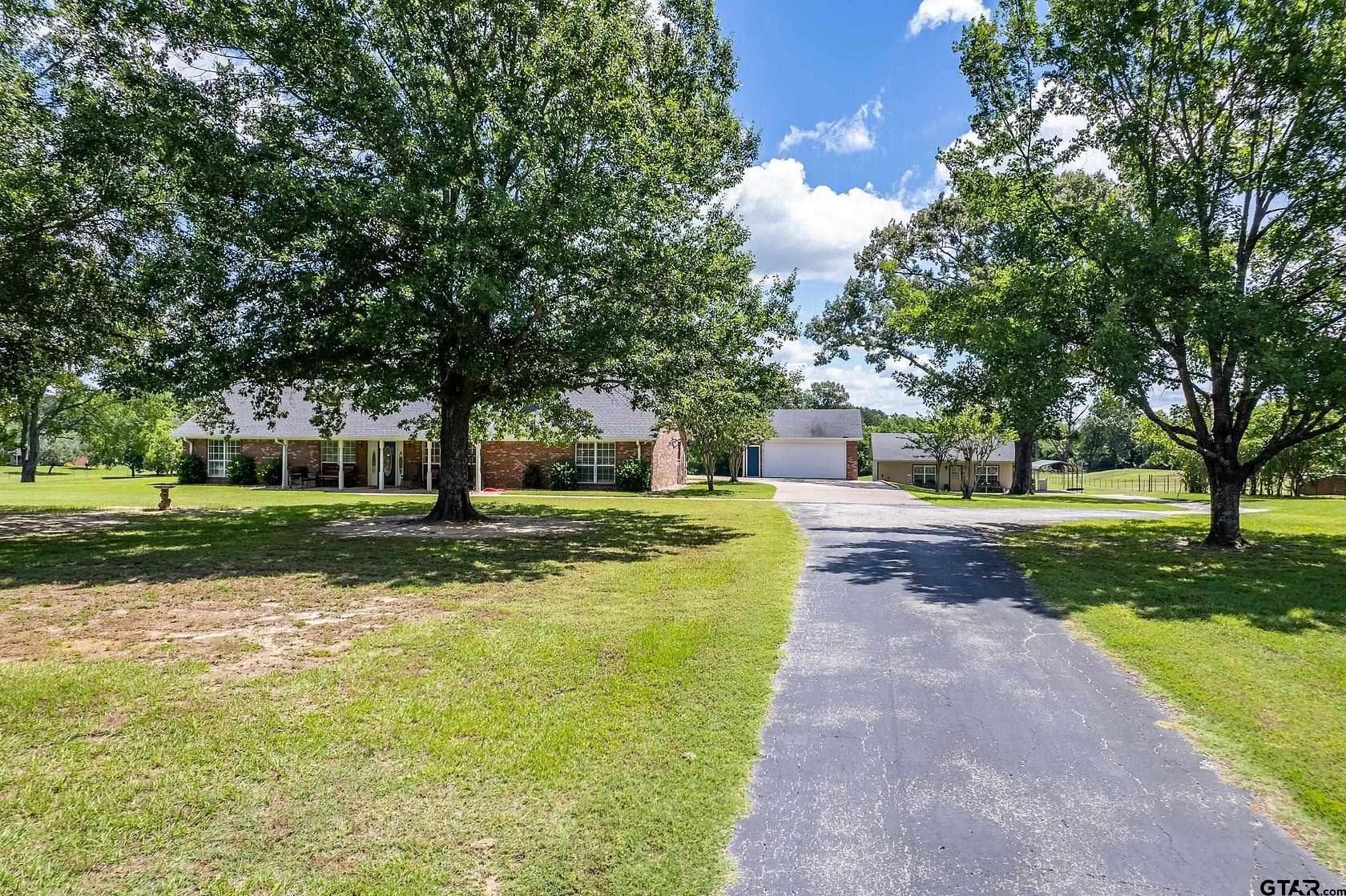 9.66 Acres of Land with Home for Sale in Chandler, Texas