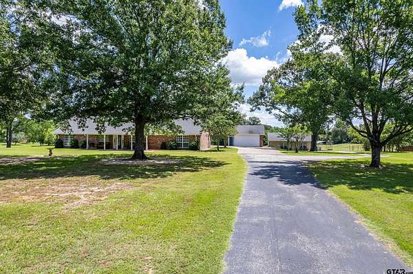 9.66 Acres of Land with Home for Sale in Chandler, Texas