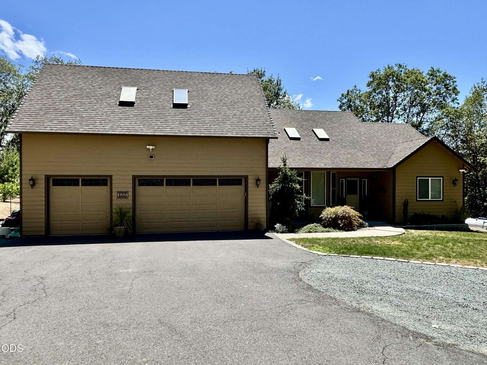 2.72 Acres of Land with Home for Sale in Grants Pass, Oregon