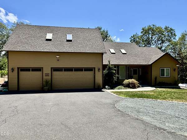 2.72 Acres of Land with Home for Sale in Grants Pass, Oregon