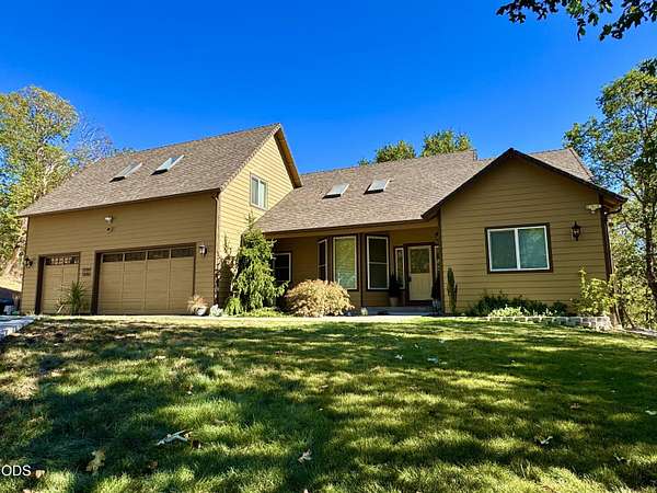 2.72 Acres of Land with Home for Sale in Grants Pass, Oregon