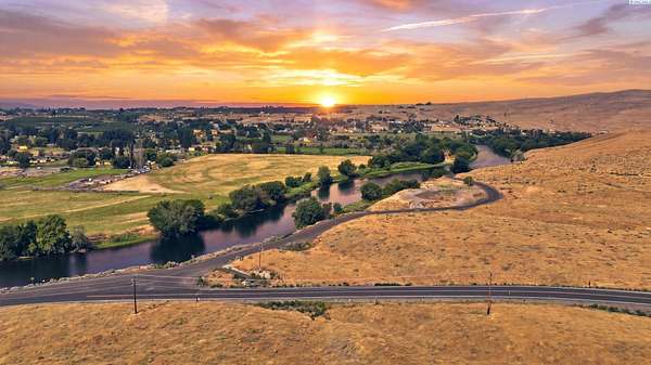 5 Acres of Land for Sale in Benton City, Washington