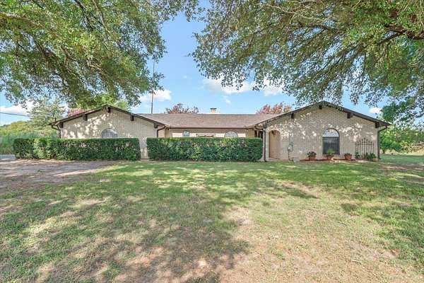 21 Acres of Agricultural Land with Home for Sale in Van, Texas