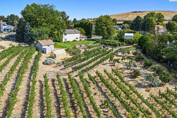 2.6 Acres of Land with Home for Sale in Kennewick, Washington
