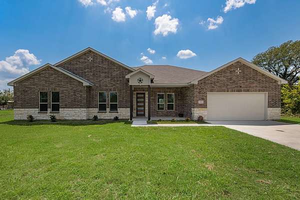 1.52 Acres of Land with Home for Lease in Corsicana, Texas