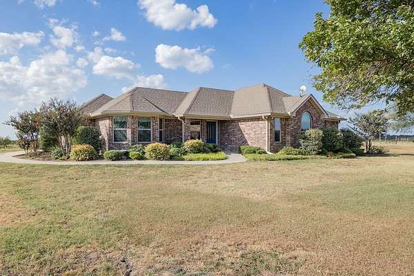 8.66 Acres of Land with Home for Sale in Hubbard, Texas