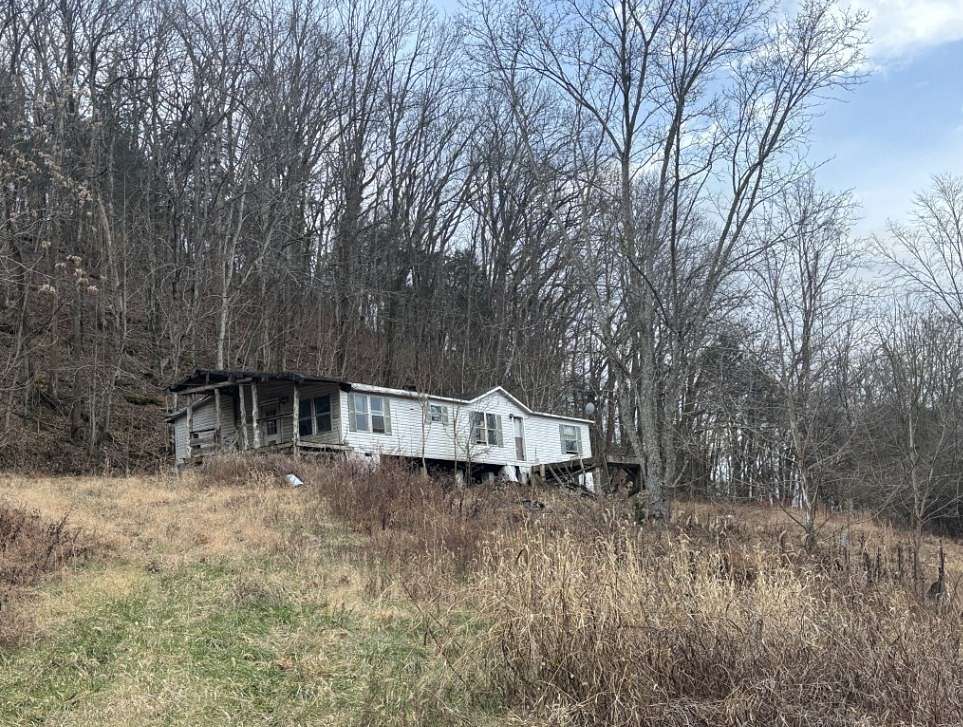 10 Acres of Land with Home for Sale in Hartsville, Tennessee