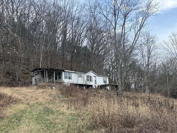 10 Acres of Land with Home for Sale in Hartsville, Tennessee