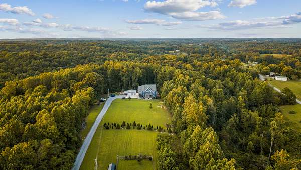 15.4 Acres of Land with Home for Sale in Bethpage, Tennessee