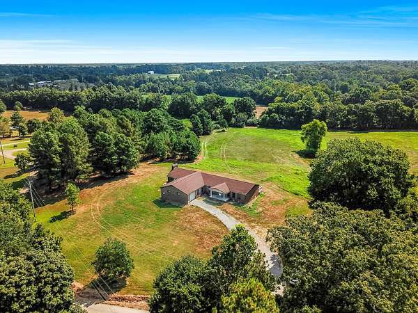 5 Acres of Land with Home for Lease in Dover, Tennessee