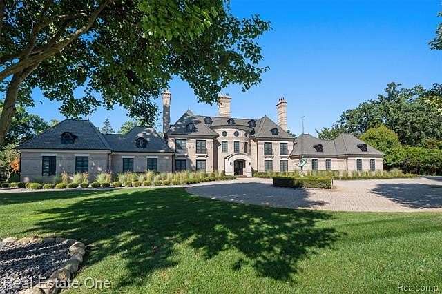 2.26 Acres of Land with Home for Sale in Bloomfield Hills, Michigan