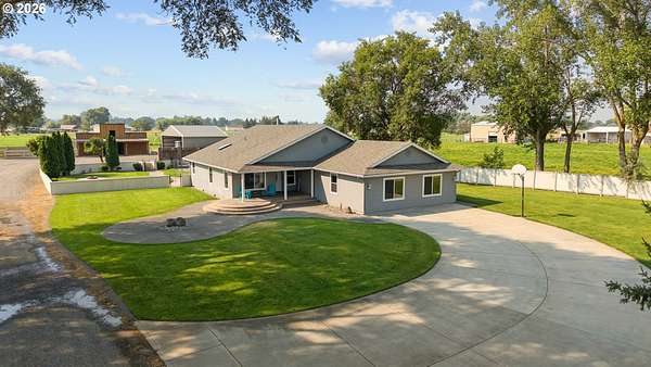 4.55 Acres of Land with Home for Sale in Hermiston, Oregon