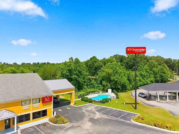 1.82 Acres of Improved Commercial Land for Sale in Centerville, Tennessee
