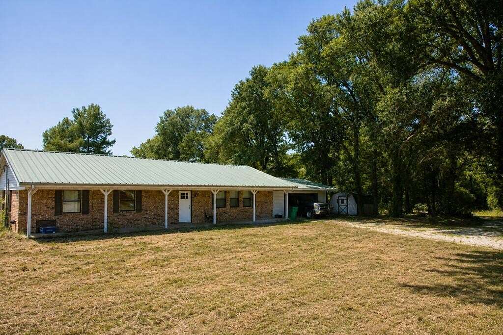 11.6 Acres of Recreational Land with Home for Sale in Tennessee Colony, Texas