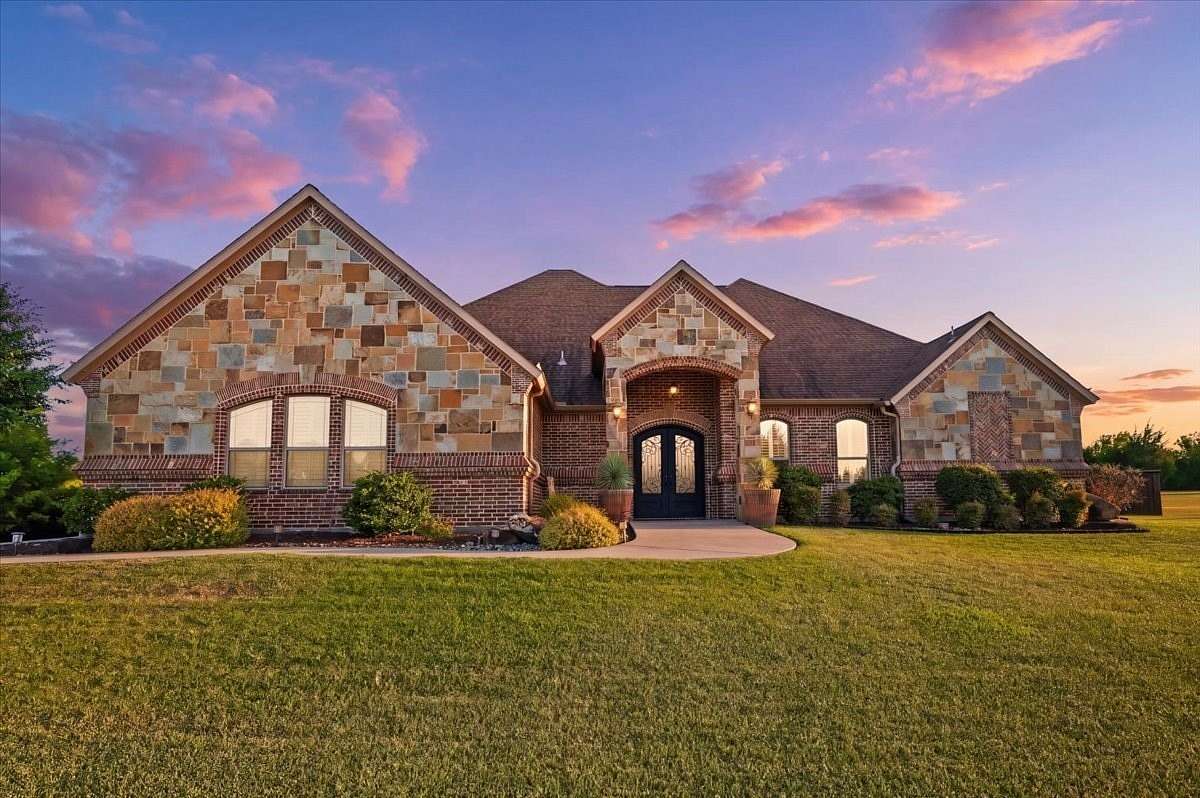 2 Acres of Land with Home for Sale in Oak Leaf, Texas