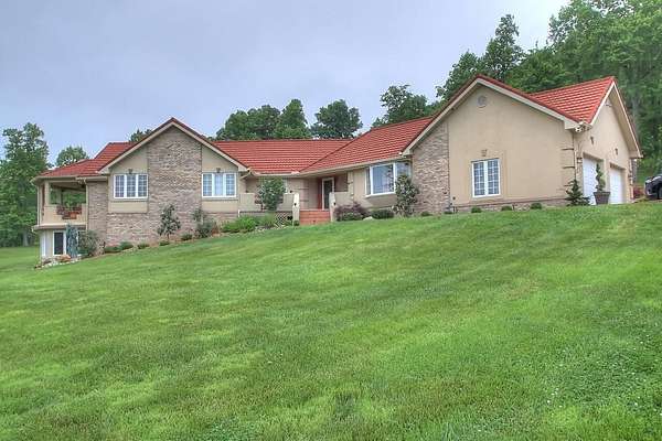 17 Acres of Land with Home for Sale in Williamsburg, Kentucky