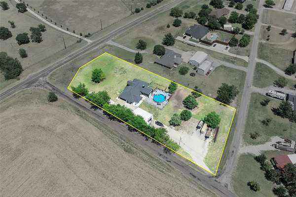1.5 Acres of Land with Home for Sale in Van Alstyne, Texas