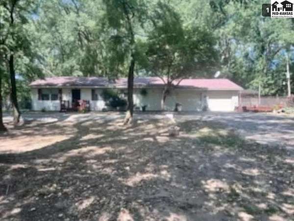 8.89 Acres of Land with Home for Sale in Hutchinson, Kansas