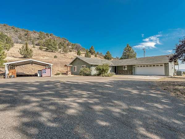 14 Acres of Land with Home for Sale in Yreka, California