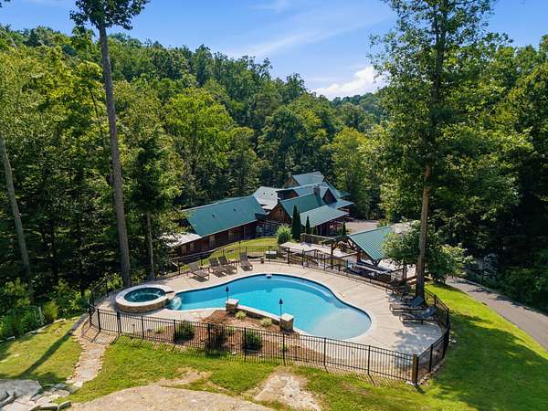 30 Acres of Land with Home for Sale in Hendersonville, Tennessee
