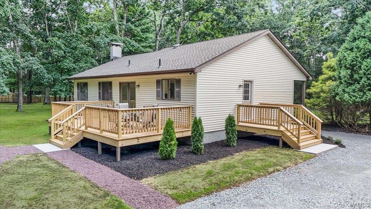 1.5 Acres of Land with Home for Sale in Huguenot, New York