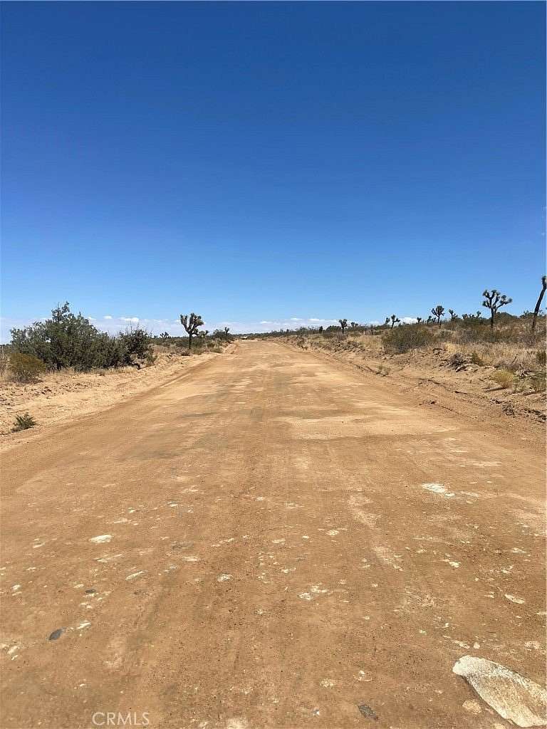 13.9 Acres of Land for Sale in Llano, California