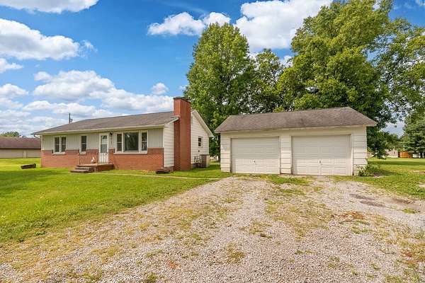 2.5 Acres of Land with Home for Sale in Carbondale, Illinois