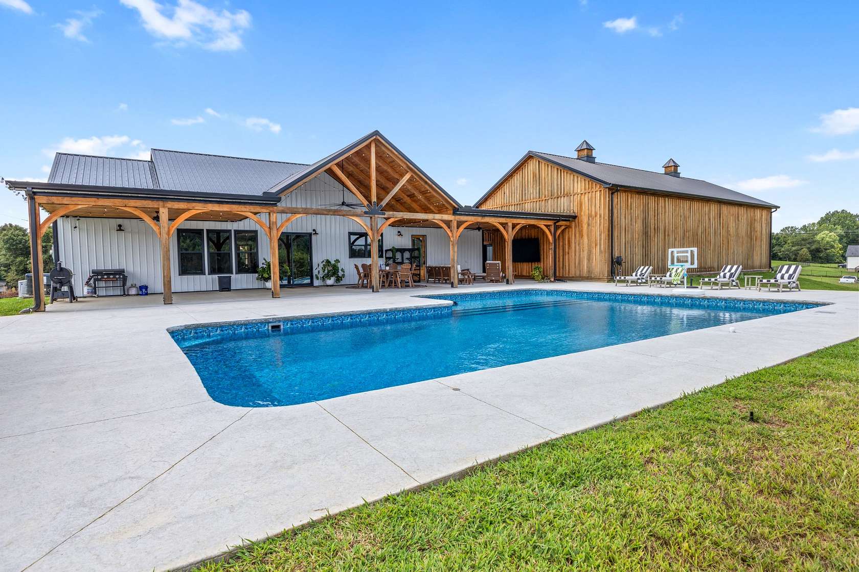 13.2 Acres of Land with Home for Sale in Charlotte, Tennessee