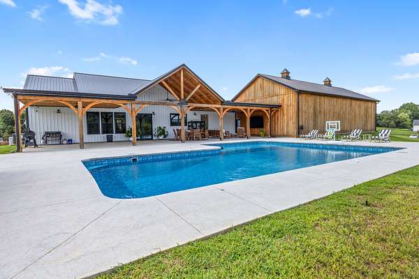 13.2 Acres of Land with Home for Sale in Charlotte, Tennessee
