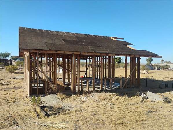 5.1 Acres of Land with Home for Sale in Lancaster, California