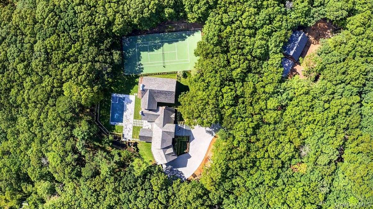4.1 Acres of Land with Home for Sale in Water Mill, New York