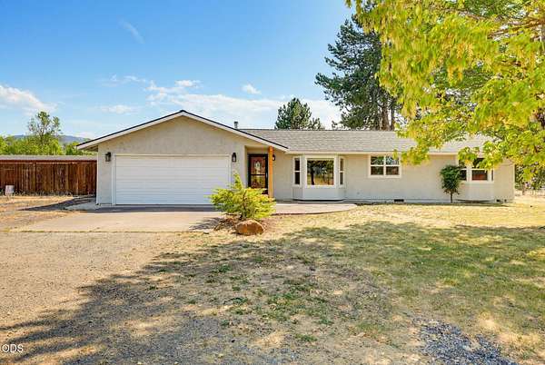 12.2 Acres of Land with Home for Sale in Medford, Oregon