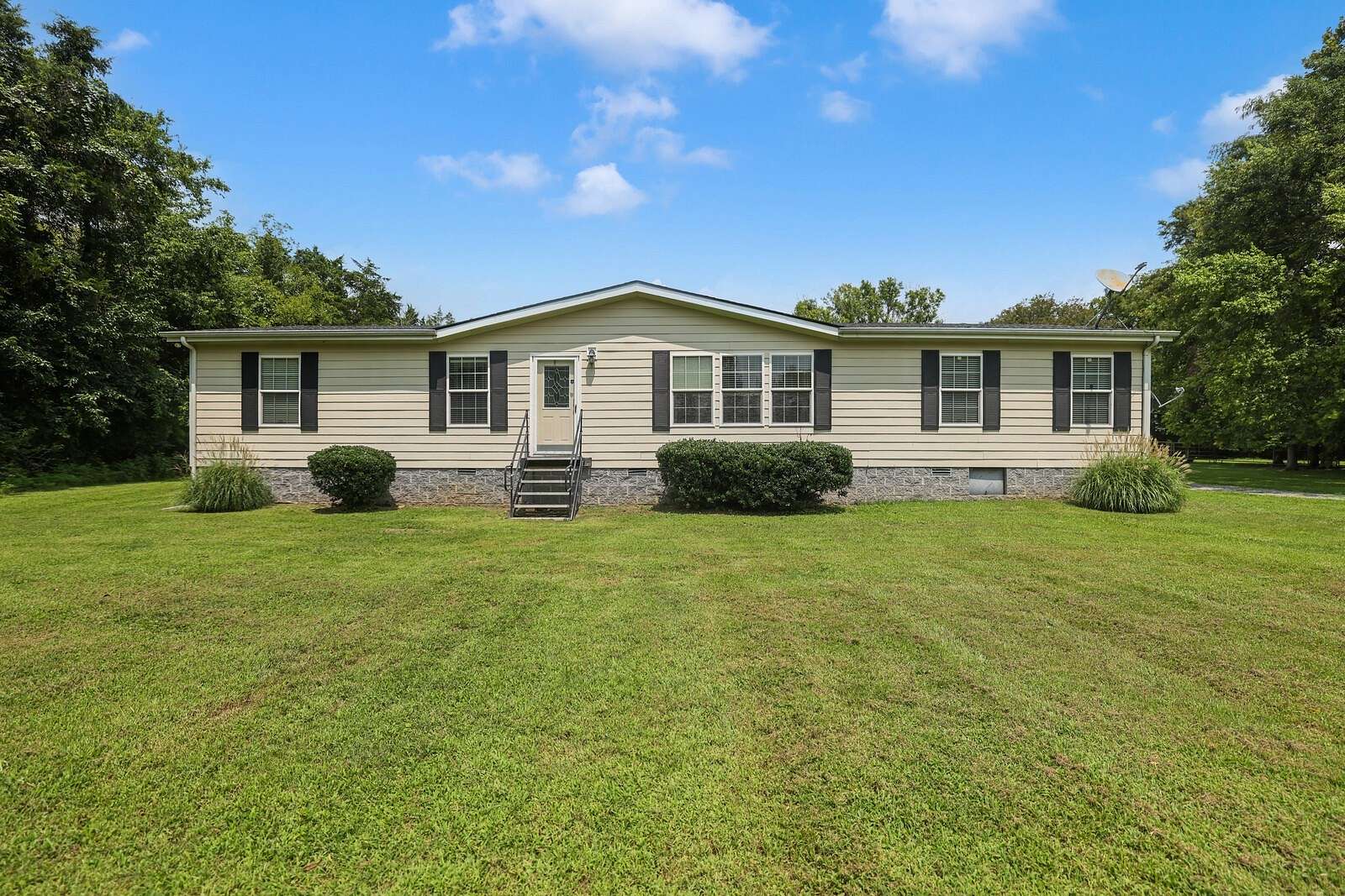 30 Acres of Land with Home for Auction in Watertown, Tennessee