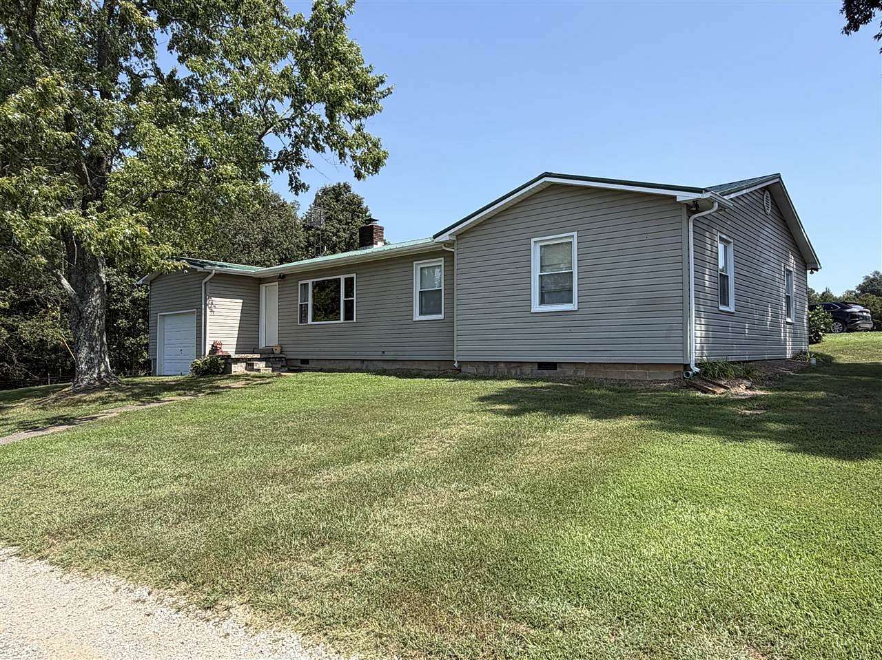 19 Acres of Land with Home for Sale in Roundhill, Kentucky