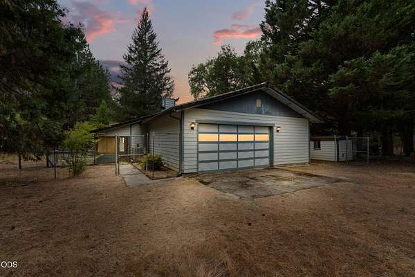9.82 Acres of Land with Home for Sale in Rogue River, Oregon