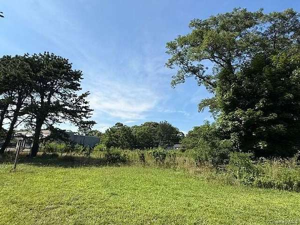 0.31 Acres of Mixed-Use Land for Sale in Mastic, New York