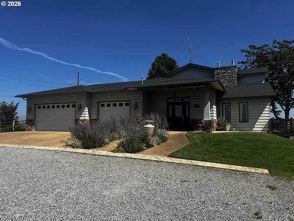 4.69 Acres of Land with Home for Sale in Hermiston, Oregon