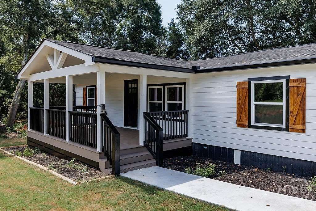 4.6 Acres of Land with Home for Sale in Elberton, Georgia