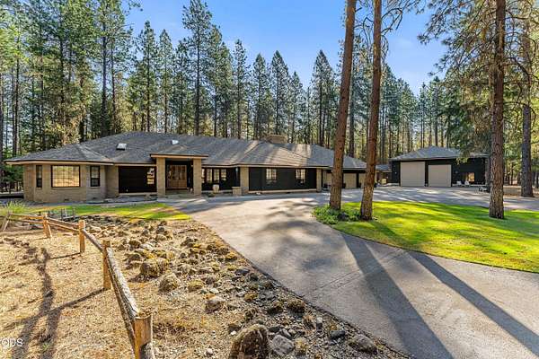 5 Acres of Land with Home for Sale in Grants Pass, Oregon