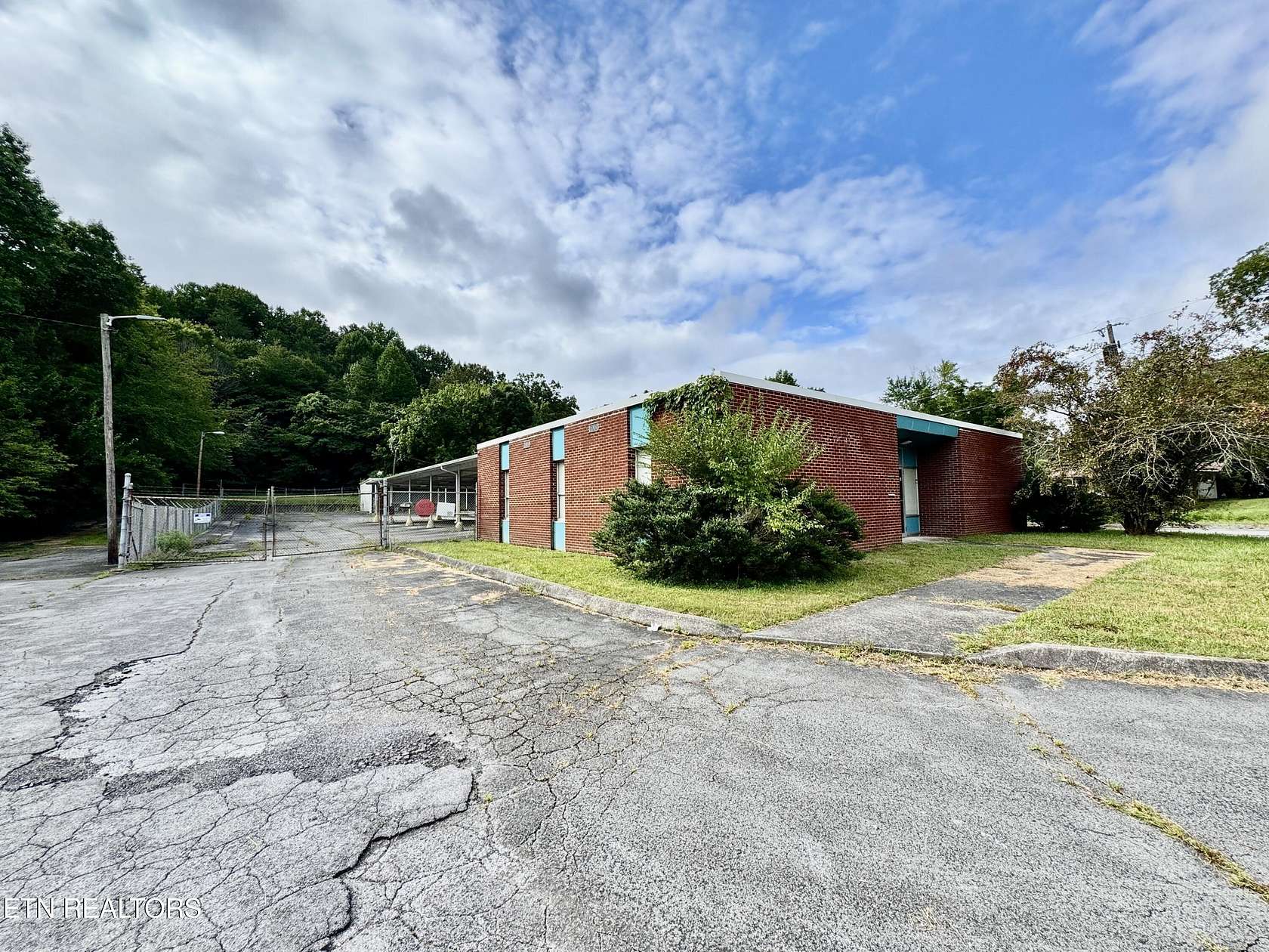 2.19 Acres of Improved Mixed-Use Land for Auction in Harriman, Tennessee