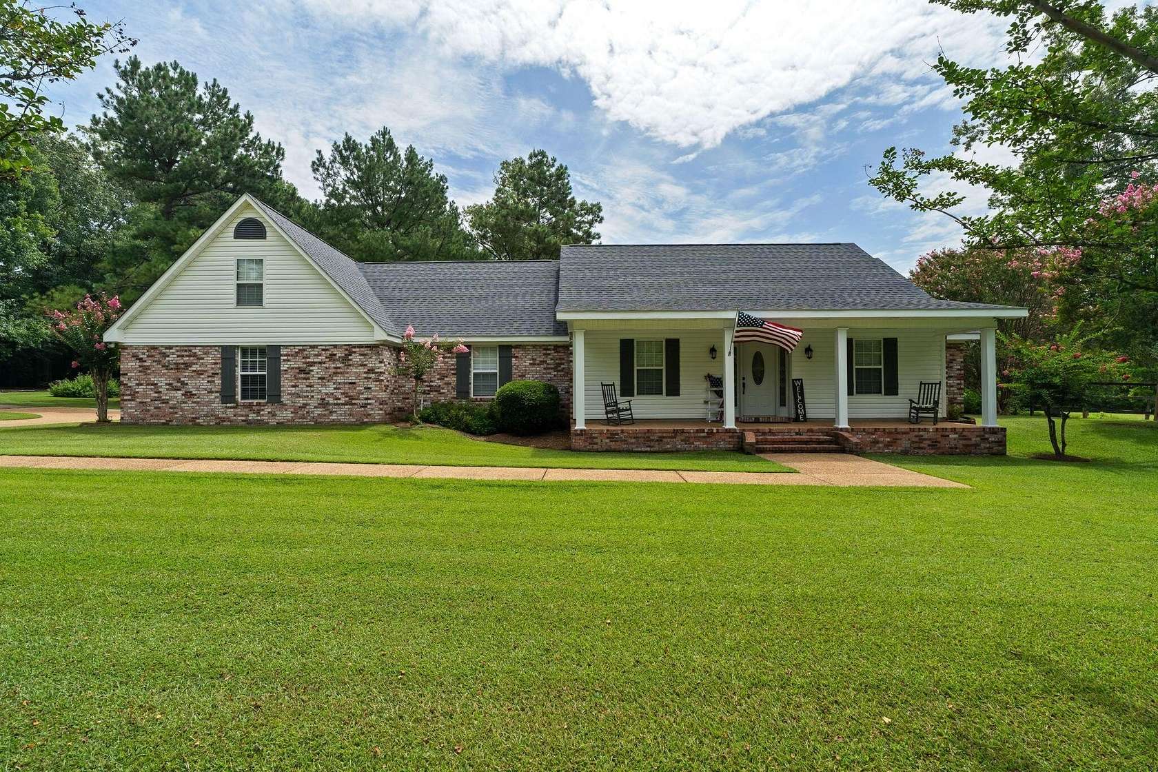 28 Acres of Land with Home for Sale in Vicksburg, Mississippi