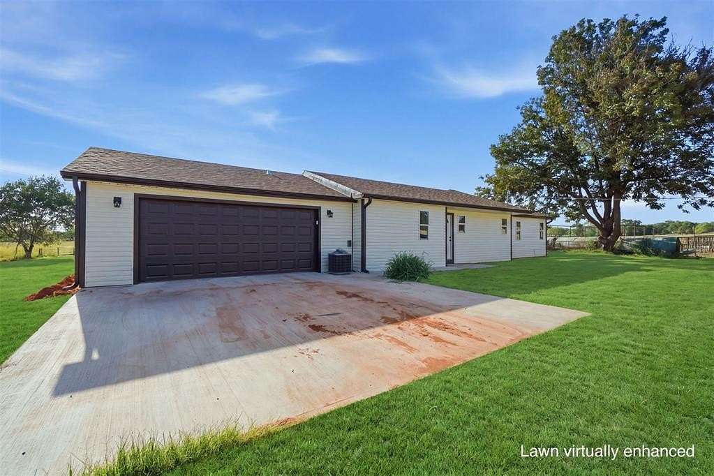 28 Acres of Land with Home for Sale in Sayre, Oklahoma